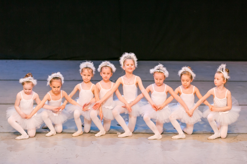 Детский танец мы маленькие дети. Танец Лебединое озеро. Лебединое озеро детский хореографический ансамбль. Танец маленьких лебедей.